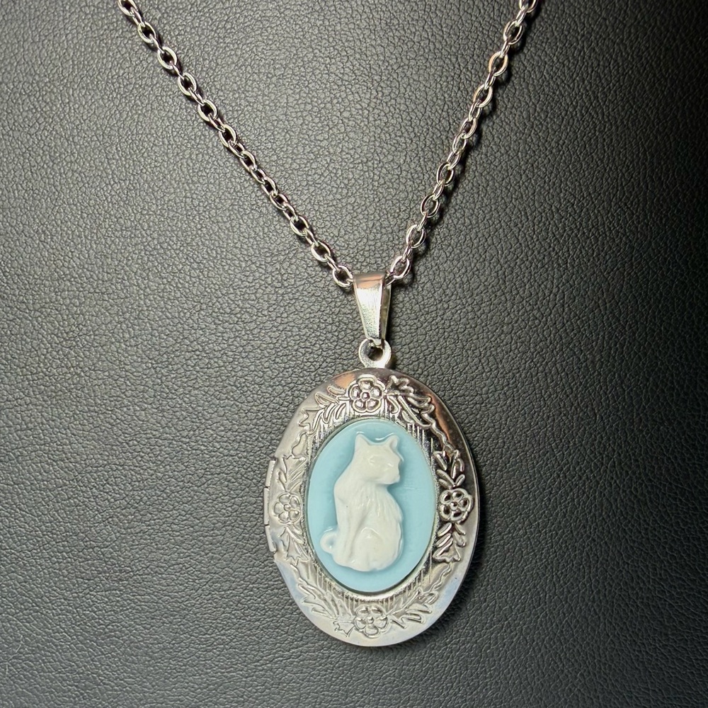 Oval Vintage Style Silver Locket Necklace with White Cat Cameo 🐈